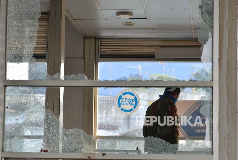  Petugas berjaga di sekitar Tempat Kejadian Perkara (TKP) dugaan bom bunuh diri di Terminal Kampung Melayu, Jakarta Timur, Rabu (25/5). 
