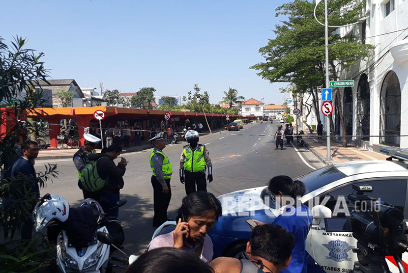 Petugas berjaga di sekitaran Polrestabes Surabaya