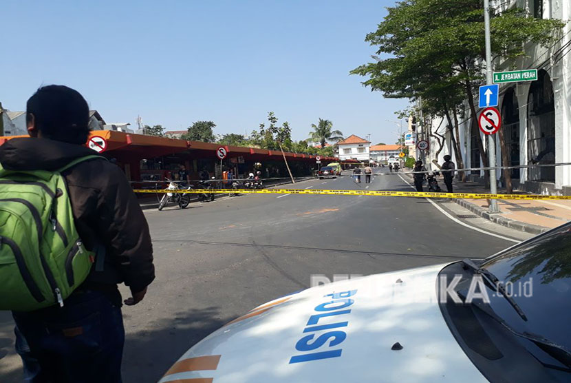 Petugas berjaga di sekitaran Polrestabes Surabaya