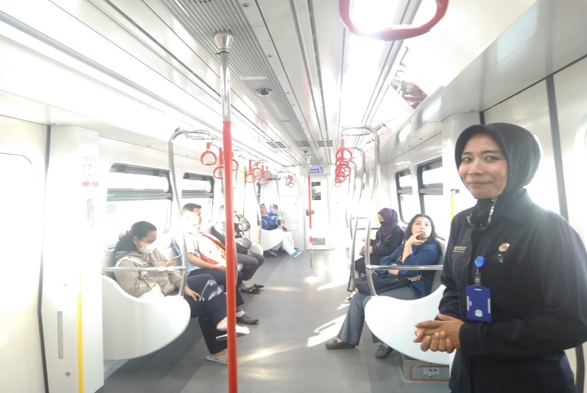Petugas berjaga didalam LRT dari di Stasiun Boulevard Utara, Jakarta, Selasa (18/6)