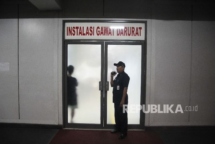 Petugas berjaga didepan pintu Instalasi Gawat Darurat RS Hermina, Jatinegara, Jakarta. (ilustrasi)