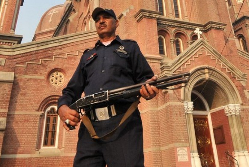 Petugas berjaga-jaga usai terjadi ledakan bom di dekat sebuah Gereja di Pakistan, Ahad (15/3).