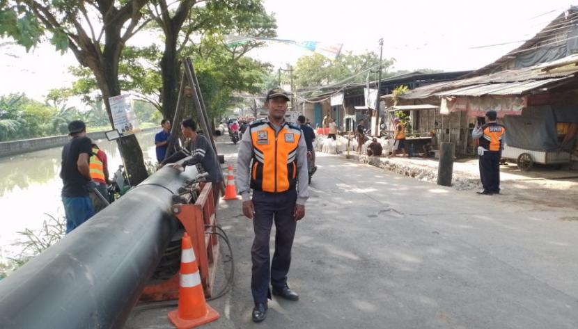 Petugas berjaga Jalan Cadas-Kukun, Kecamatan Rajeg, Kabupaten Tangerang untuk mencegah kemacetan.