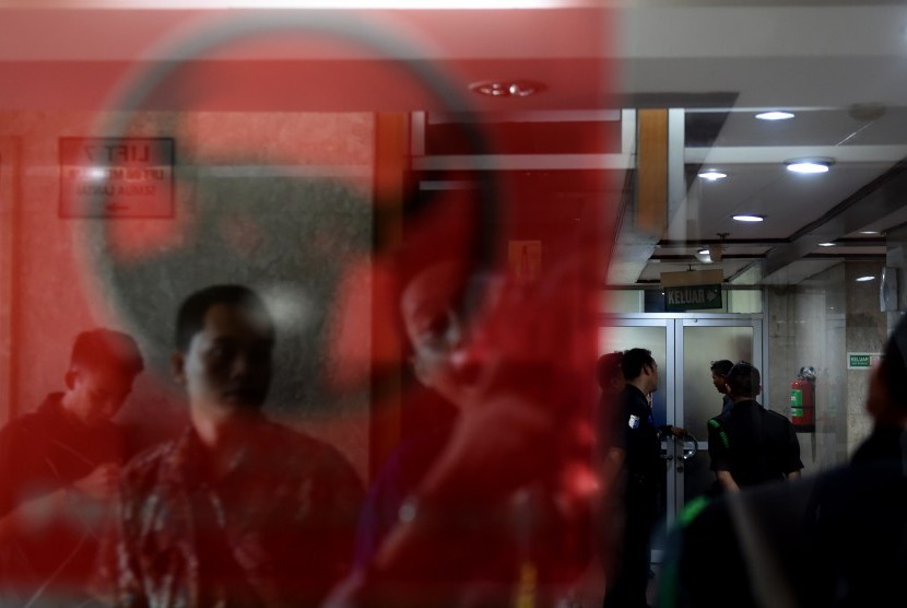 Petugas berjaga saat berlangsung penggeledahan oleh Komisi Pemberantasan Korupsi (KPK) di ruang Fraksi PDI Perjuangan DPR, Komplek Parlemen, Senayan, Jakarta, Jumat (15/1). 