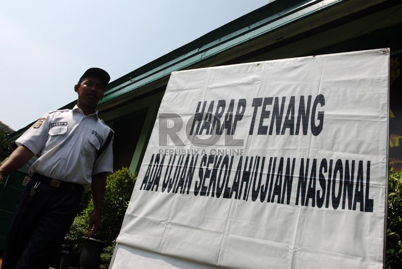 Petugas berjaga saat berlangsungnya Ujian Nasional di Sekolah Dasar Menteng 01, Jakarta, Senin (6/5).  (Republika/ Yasin Habibi)