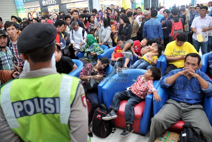  Petugas berjaga saat para calon penumpang menunggu untuk melakukan refund di Terminal 3 Bandara Soekarno-Hatta, Cengkareng, Banten, Jumat (20/2).  (Republika/Rakmawaty La'lang)