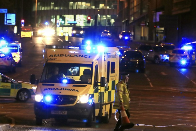 File foto petugas berjaga usai ledakan di Manchester saat konser penyanyia Ariana Grande di Manchester, Inggris, pada 23 Mei 2017..Badan intelijen dalam negeri Inggris (MI5) dinilai gagal mencegah pemboman bunuh diri yang menewaskan 22 orang pada konser Ariana Grande
