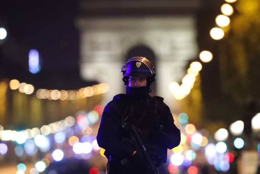 Petugas berjaga usai serangan terjadi di kawasan Champs-Élysées, Paris, Prancis, (20/4).