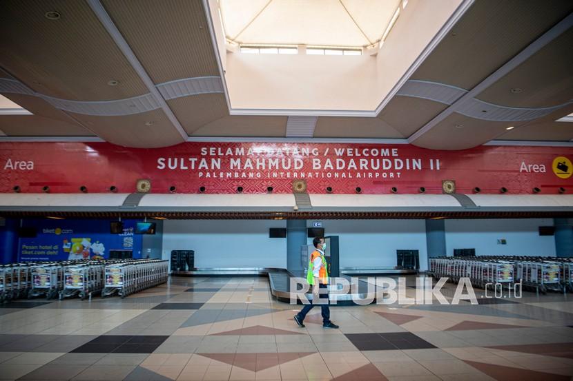 Petugas berjalan di area pengambilan bagasi di Bandara Internasional Sultan Mahmud Badaruddin (SMB) II Palembang, Sumatera Selatan, Kamis (6/6/2021). Pengelola PT Angkasa Pura II Palembang mengoptimalkan posko siaga angkutan Lebaran di Bandara Sultan Mahmud Badaruddin (SMB) II untuk mengantisipasi lonjakan jumlah penumpang pada puncak arus balik H+4 Lebaran, Sabtu (7/4/2022), hingga beberapa hari ke depan.