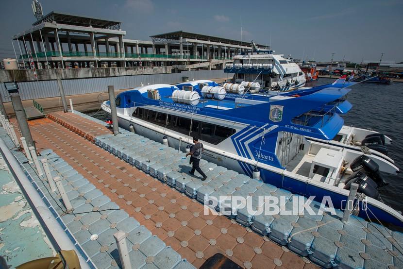 Petugas berjalan di Dermaga Pelabuhan Kaliadem, Muara Angke, Jakarta Utara, Sabtu (17/7/2021). 