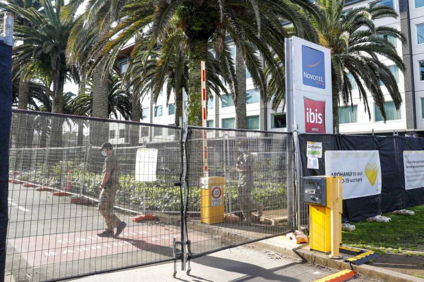 Petugas berjalan di fasilitas karantina di Auckland, Selandia Baru, 2 September 2021.