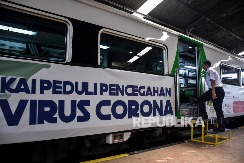 Petugas berjalan memasuki kereta inspeksi yang dipasang iklan sosialisasi pencegahan penyebaran virus corona (Covid-19) di Stasiun Bandung, Kota Bandung, Kamis (5/3).