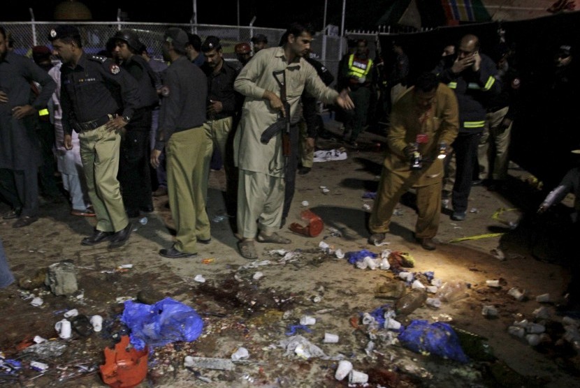 Petugas berkerumun di lokasi ledakan di sebuah taman di Lahore, Pakistan, Senin (28/3).