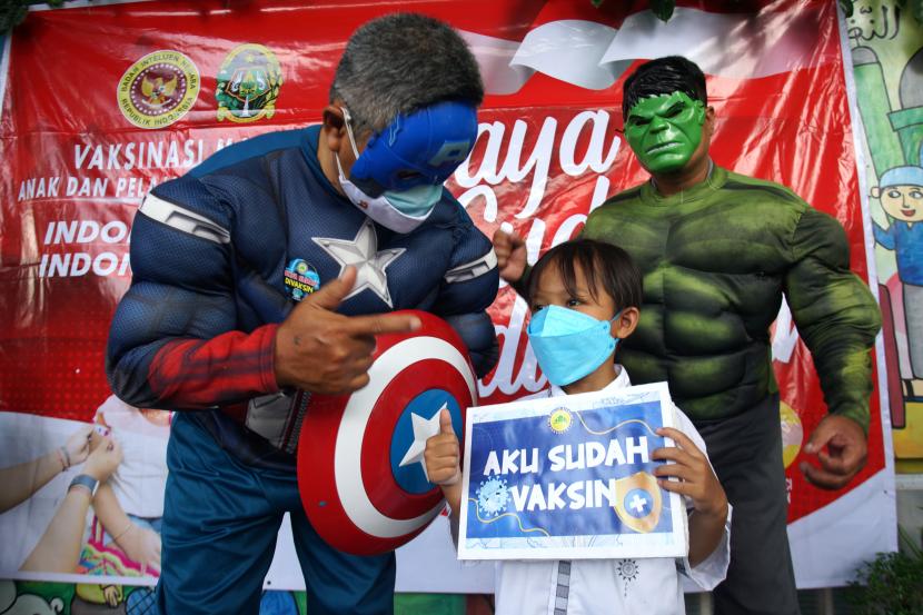 Petugas berkostum superhero Captain Amerika dan Hulk berdialog dengan peserta saat vaksinasi COVID-19 bersama super hero untuk anak usia 6-11 tahun di SD Masjid Syuhada, Kota Baru, Yogyakarta, Selasa (11/01/2022). Vaksinasi bersama super hero tersebut guna meningkatkan minat anak-anak mengikuti vaksinasi COVID-19.