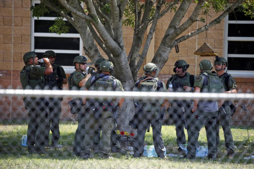Petugas berkumpul di luar Robb Elementary School setelah penembakan, Selasa, 24 Mei 2022, di Uvalde, Texas, Amerika Serikat.