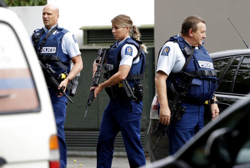 Petugas berpatroli di luar sebuah masjid di Christchurch, Jumat (15/3), usai insiden penembakan.