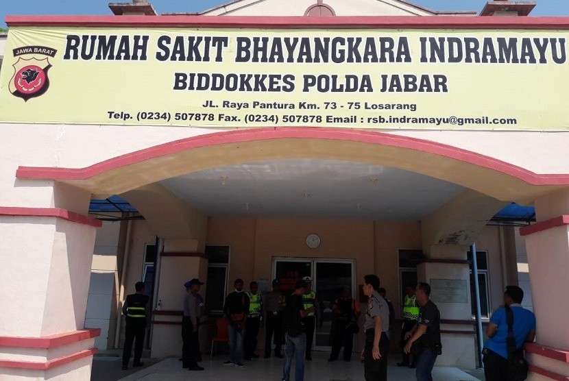 Petugas bersenjata lengkap menjaga Instalasi Gawat Darurat RS Bhayangkara Losarang Indramayu, Ahad (15/7). Di tempat tersebut, sedang dirawat seorang terduga pelaku teror yang diduga menyerang Mapolres Indramayu dengan bom panci yang tidak sempat meledak. 