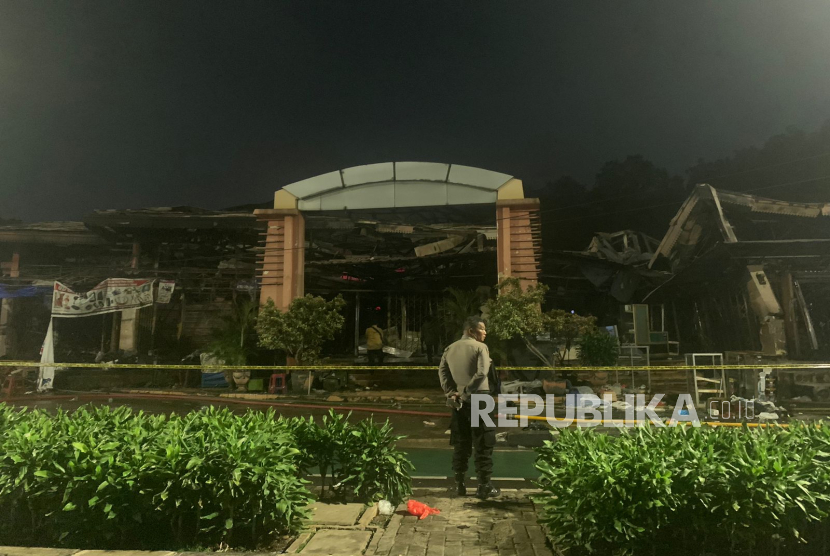 Petugas bersiaga di depan lokasi kebakaran di Pasar Taman Puring, Jakarta Selatan, Selasa (29/7/2025) dini hari.