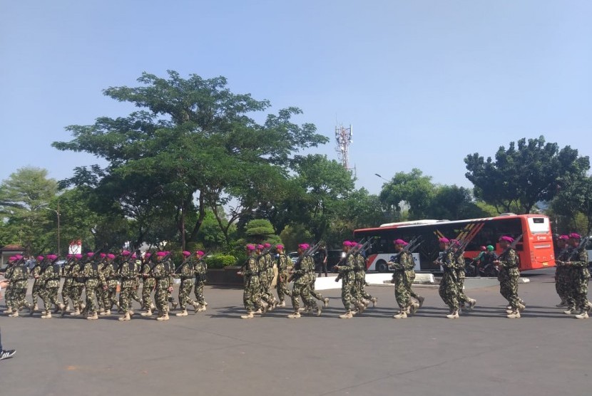 Petugas bersiap melaksanakan prosesi militer dalam pemakaman Presiden ke-3 BJ Habibie, di Taman Makam Pahlawan Kalibata, Jakarta, Kamis (12/9).