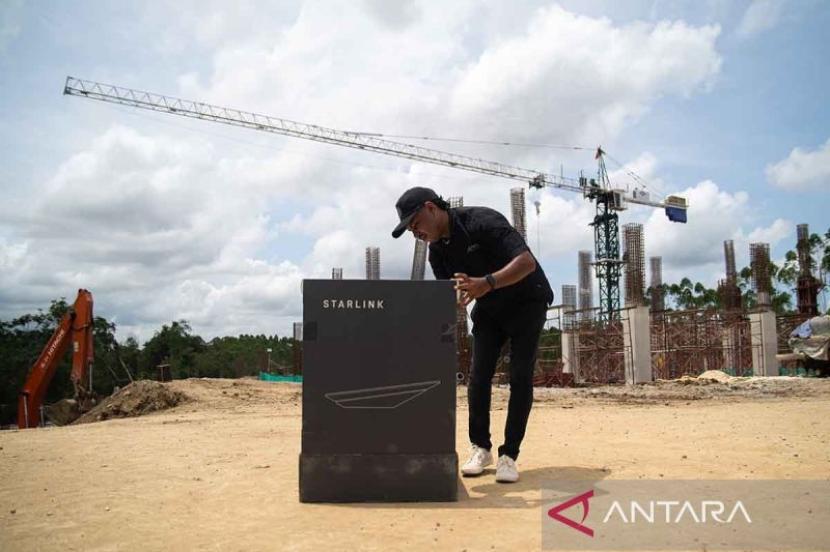 Petugas bersiap memasang perangkat Starlink Flat High Performance Kit di sejumlah titik di Ibu Kota Nusantara, Penajam Paser Utara, Provinsi Kalimantan Timur.
