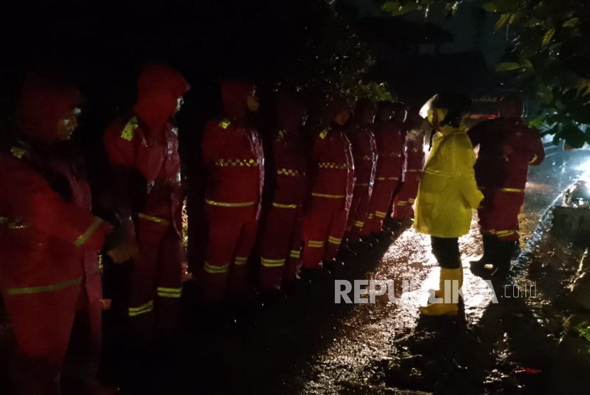 Petugas bersiap mengevakuasi korban longsor di Kampung Condong, Desa Margaluyu, Kabupaten Bandung, Jumat (5/12/2025).