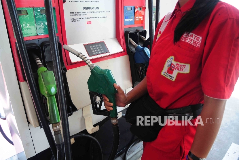 Petugas bersiap mengisi BBM non subsidi terbaru Pertamina Dexlite pada mobil di SPBU Cikini, Jakarta Pusat, Ahad (17/4). (Republika/Agung Supriyanto)