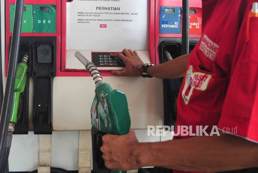 Petugas bersiap mengisi BBM non subsidi terbaru Pertamina Dexlite pada mobil di SPBU Cikini, Jakarta Pusat, Ahad (17/4). (Republika/Agung Supriyanto)