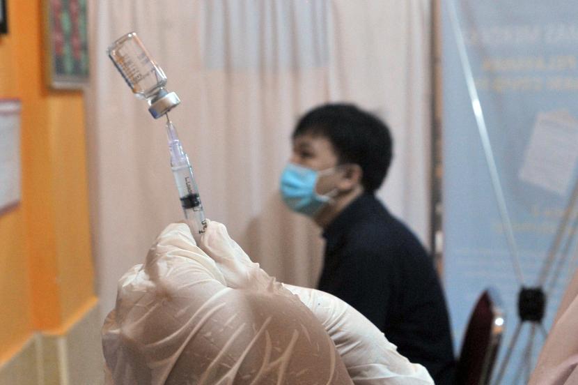 Petugas bersiap menyuntikkan vaksin COVID-19 kepada tenaga kesehatan di Puskesmas Merdeka Palembang, Sumatra Selatan, Kamis (18/2/2021). Tercatat hingga kini pelaksanaan vaksinasi Tahap pertama di Sumsel mencapai sekitar 64 persen dari target 49.000 pemberian vaksin