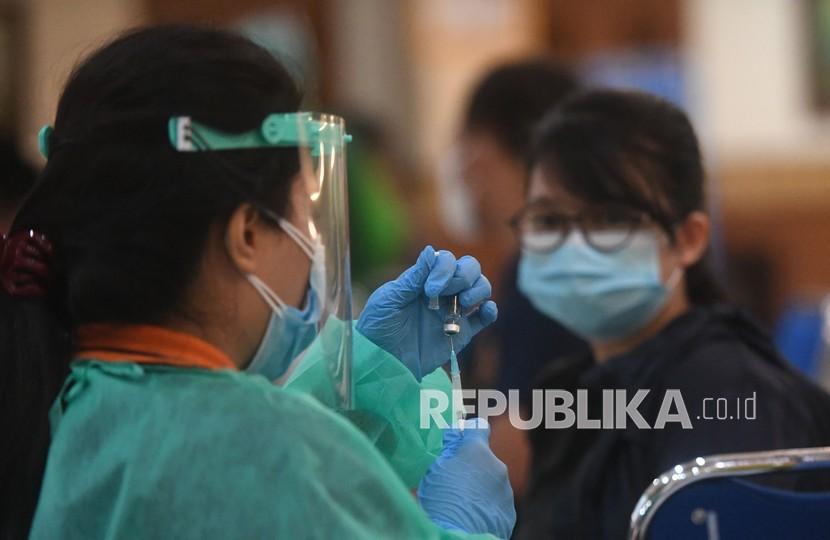 Petugas bersiap menyuntikkan vaksin COVID-19 kepada tenaga kesehatan (nakes) saat vaksinasi massal di Kantor Wali Kota Jakarta Pusat, Jakarta, Ahad (31/1/2021). 