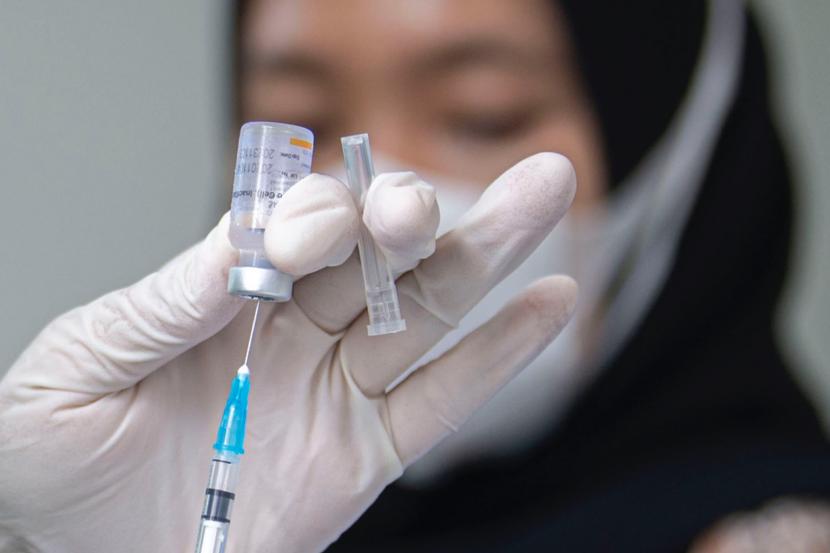 BPOM Setujui Penggunaan Darurat Vaksin Covid-19 untuk Lansia. Petugas bersiap menyuntikkan vaksin COVID-19 produksi Sinovac kepada tenaga kesehatan saat kegiatan vaksinasi massal dosis pertama di Puskesmas Kecamatan Sawah Besar, Jakarta Pusat, Ahad (7/2/2021). Kementerian Kesehatan hingga Minggu (7/2) telah memberikan vaksin COVID-19 Sinovac tahap pertama kepada 784.318 orang, sementara untuk vaksinasi tahap kedua sudah diberikan kepada 139.131 orang. 