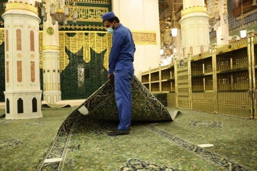 Petugas bersihkan karpet Masjid Nabawi, Madinah.