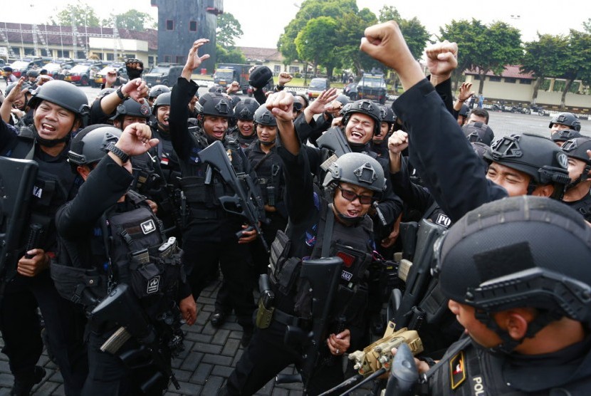 Petugas bersorak setelah insiden penyanderaan di Rutan Salemba cabang Mako Brimob berhasil dituntaskan, Kamis pagi (10/5).