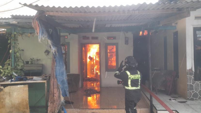 Petugas berupaya memadamkan api yang membakar empat rumah warga di Kelurahan Ciporang, Kecamatan Kuningan, Kabupaten Kuningan, Jawa Barat, Rabu (6/9/2023). 