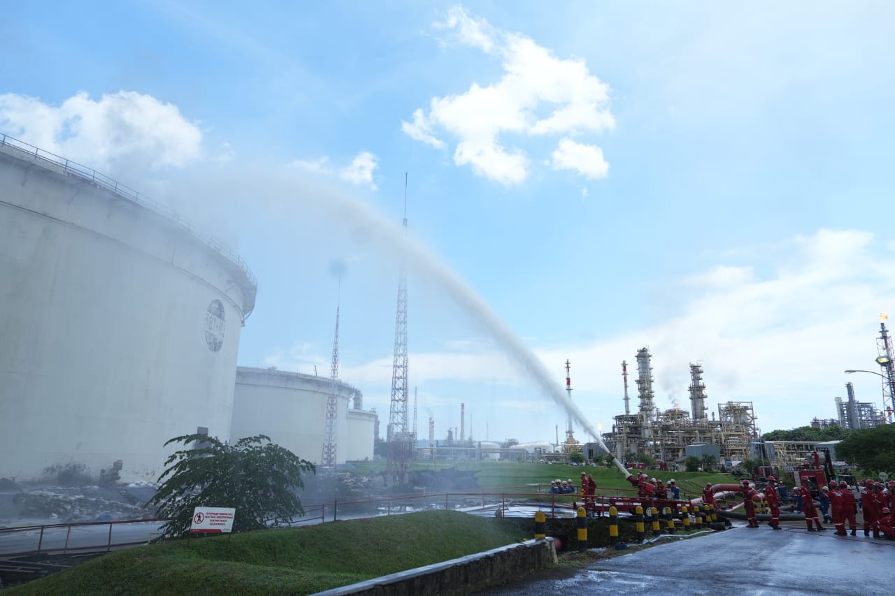 Petugas berusaha memadamkan api di salah satu kilang PT Pertamina Unit Cilacap, Jawa Tengah, Kamis (27/2/2025).