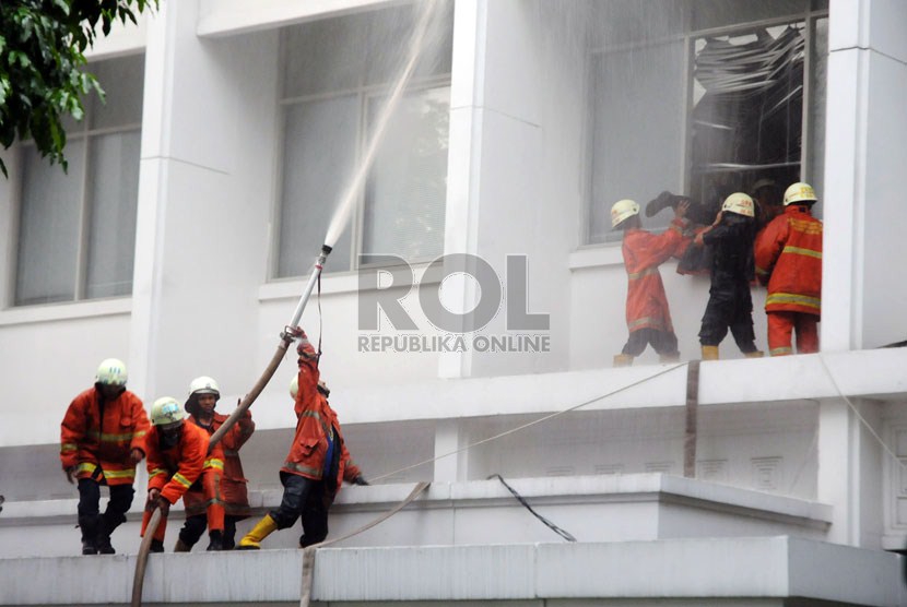  Petugas berusaha memadamkan api kebakaran di lantai tiga Gedung Sekretariat Negara di Kompleks Istana Negara, Jakarta, Kamis (21/3) sore. (Republika/Aditya Pradana Putra)