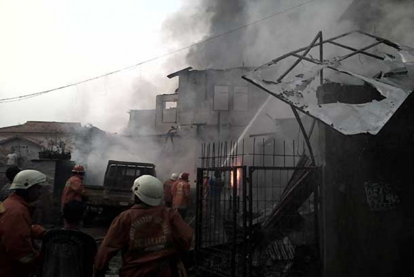  Petugas berusaha memadamkan api kebakaran yang menimpa kantor BRI Unit Duren Tiga di jalan Kemang Utara, Jakarta Selatan, Ahad (22/9).