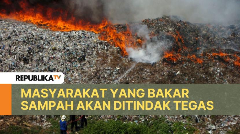 Petugas berusaha memadamkan api saat kebakaran lahan di Tempat Pembuangan Akhir (TPA) Desa Dermasuci, Kabupaten Tegal, Jawa Tengah, Selasa (27/6/2023). Menurut BPBD Kabupaten Tegal kebakaran yang menghanguskan dua dari lima hektare lahan perbukitan sampah TPA tersebut mengakibatkan gangguan asap bagi pengendara dan warga sekitarnya.  