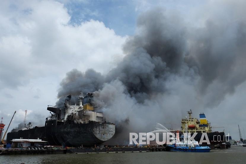 Petugas berusaha memadamkan api saat terbakarnya Kapal MT JAG LEELA di galangan kapal milik PT Waruna Nusa Sentana Shipyard, Belawan, Medan, Sumatera Utara, Senin (11/5/2020). Kapal MT JAG LEELA tersebut terbakar saat dalam proses perawatan. 