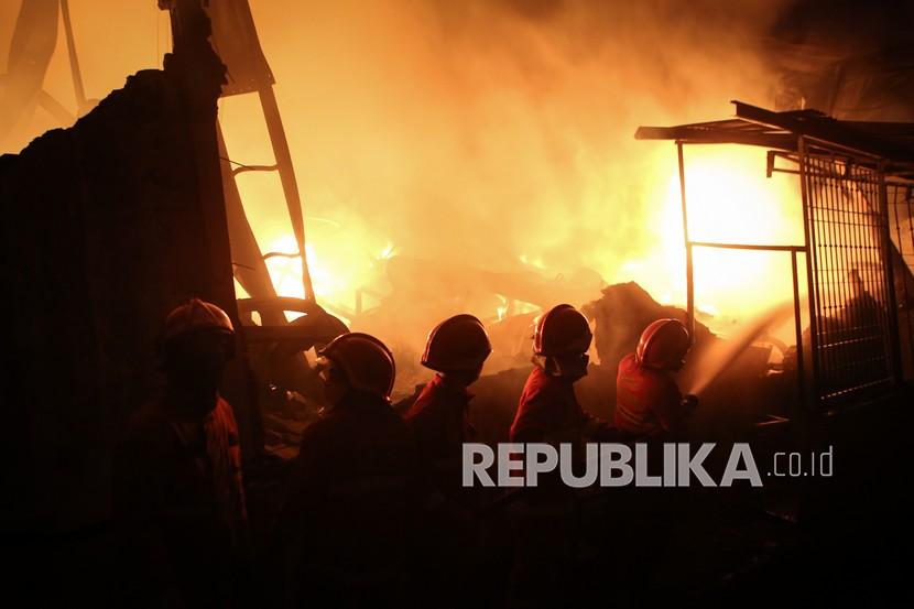 Petugas berusaha memadamkan api yang membakar pabrik cat di kawasan Cikupa, Kabupaten Tangerang, Provinsi Banten, Rabu (24/3/2021).