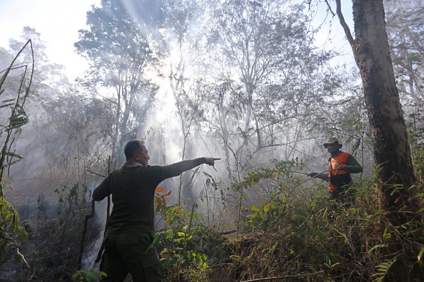 Petugas berusaha memadamkan kebakaran hutan dan lahan (karhutla) di Desa Cibuntu, Kecamatan Pesawahan, Kuningan, Jawa Barat, Senin (26/9/2022). Puluhan personel gabungan dari Balai Taman Nasional Gunung Ciremai (BTNGC), Masyarakat Peduli Api (MPA) dan personel TNI/Polri diterjunkan ke lokasi kebakaran untuk memadamkan api yang telah menghanguskan puluhan hektar kawasan hutan di lereng Gunung Ciremai. 