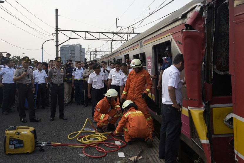 Petugas berusaha mengevakuasi masinis yang terjepit di gerbong ketika terjadi tabrakan Kereta Rel Listrik (KRL) di Stasiun Juanda, Rabu (23/9). 