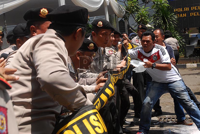 Petugas berusaha menghalau sejumlah pengunjuk rasa pada simulasi pengamanan Pemilu 2014 di Polres Jakarta Selatan, Kamis (20/2).