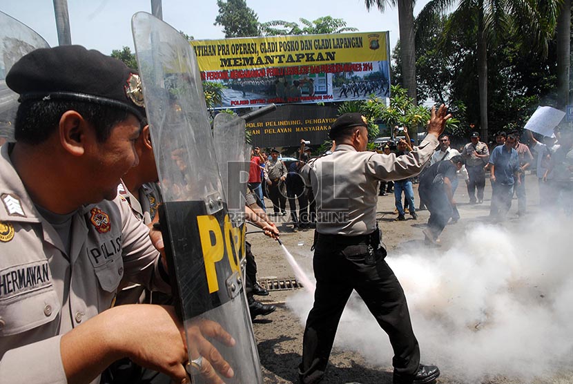 Petugas berusaha menghalau sejumlah pengunjuk rasa pada simulasi pengamanan Pemilu 2014 di Polres Jakarta Selatan, Kamis (20/2).