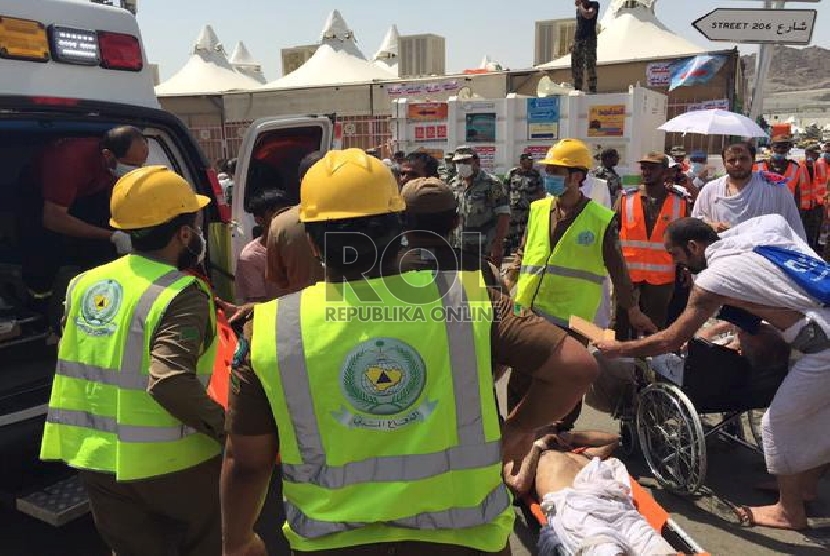 Petugas berusaha menolong jamaah haji yang terluka akibat terinjak-injak di Mina, Kamis (24/9).Reuters