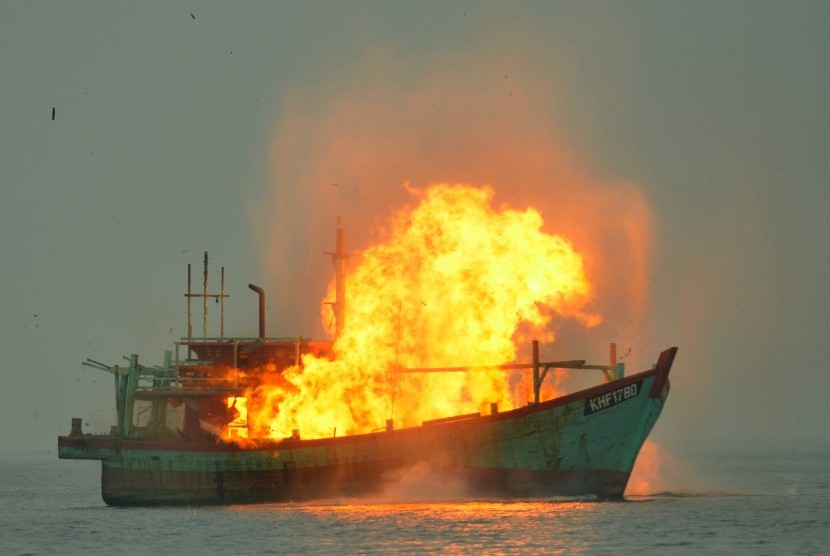 Petugas berwajib meledakkan sebuah kapal asal Malaysia di tengah laut perairan Kuala Langsa, Kota Langsa, NAD, Selasa (20/10). 