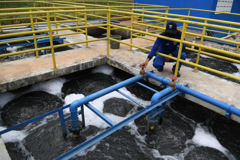Petugas Bidang Air Beku, Air Bersih, dan Air Limbah Dinas Sumber Daya Air Provinsi DKI Jakarta memeriksa instalasi pengolahan air limbah di Jagakarsa, Jakarta Selatan, Rabu (18/11/2020). 
