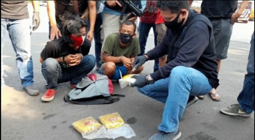 Petugas Bidang Pemberantasan BNNP Jabar menangkap dua tersangak sindikat narkotika jenis sabu. Sebanyak tiga kilogram sabu disita dari tersangka.