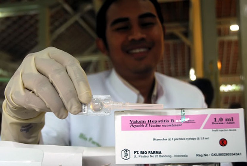 Petugas Bio Farma memperlihatkan vaksin Hepatitis B.