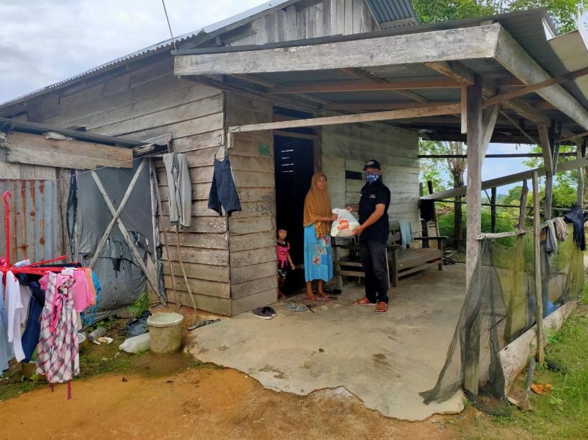 Warga yang terdampak Covid-19 di Kalimantan Timur mendapatkan bantuan. (ilustrasi)