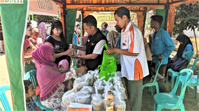 Petugas BMH Kaltim menyerahkan paket makanan bergizi untuk kalita.